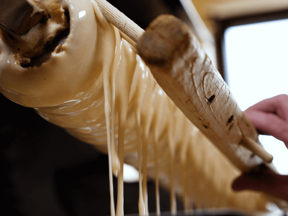 Herstellung einses Baumkuchens an der Rolle im Harzer Baumkuchenhaus