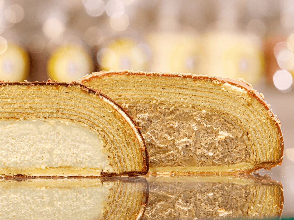 Scheiben von verschiedenen Sorten mit gefüllten Baumkuchenstücken im Harzer Baumkuchenhaus