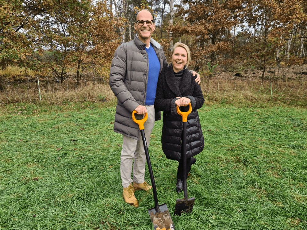 Familie Heinemann beim Baumpflanzen