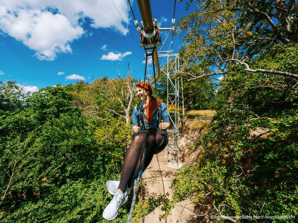 Frau in der BaumSchwebeBahn Harz