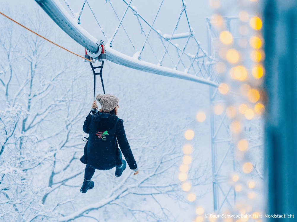 Baumschwebebahn im Harz im verschneiten Winter