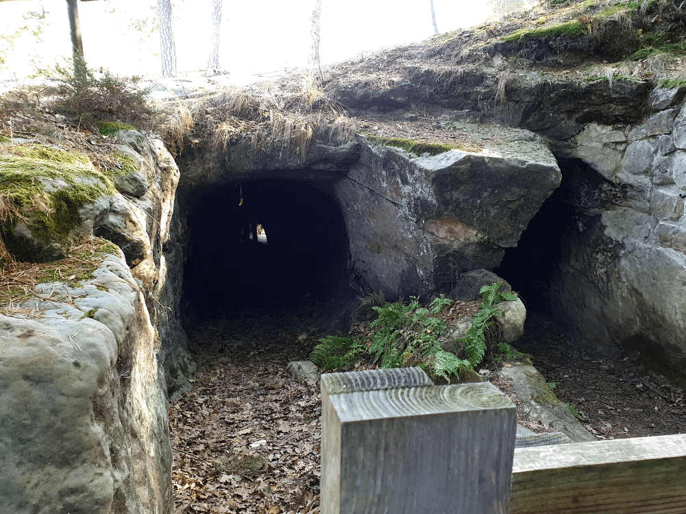 Felsloch einer alten Wassermühle bei Blankenburg