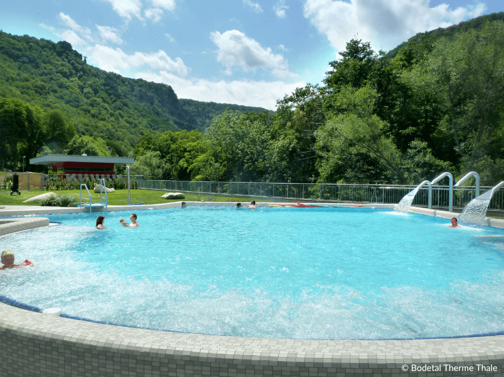 Außenbecken der Bodetal Therme mit Blick auf den Hexentanzplatz