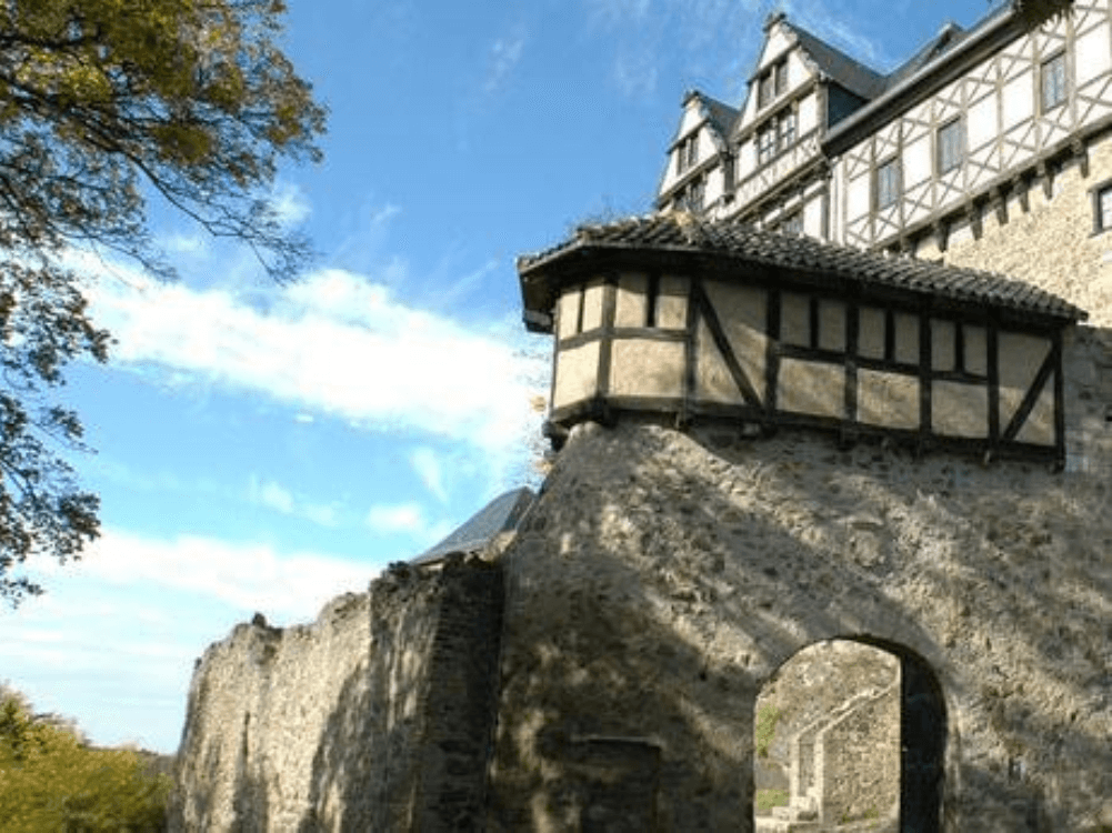 Burg Falkenstein im Harz auf einem großen Felsen