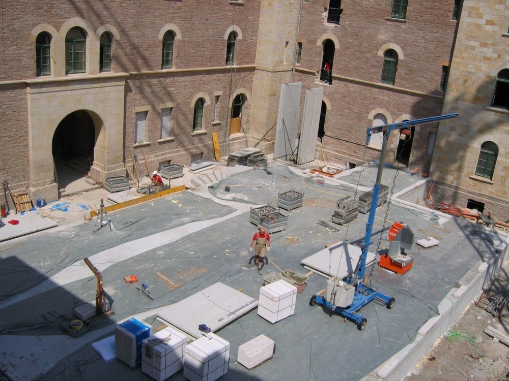 Baustelle im Innenhof des Schlosshotels Blankenburg