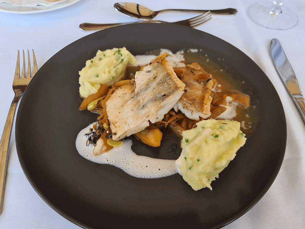 Fischgericht mit Kartoffeln und Gemüse
