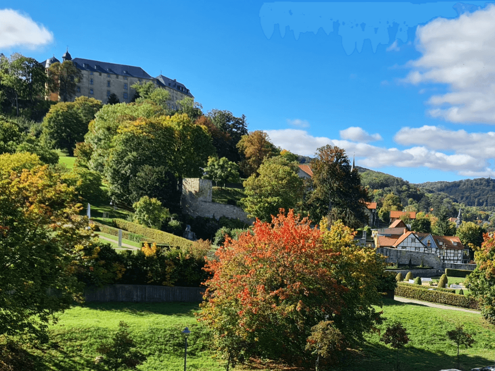 Schlossansicht mit Barocken Gärten in Blankenburg vom Parkplatz aus