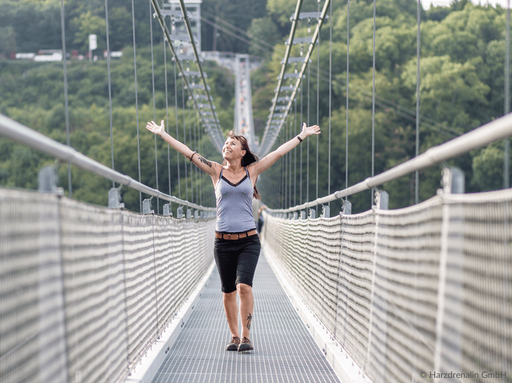 Frau au der Hängebrücke an der Rappbodetalsperre im Harz