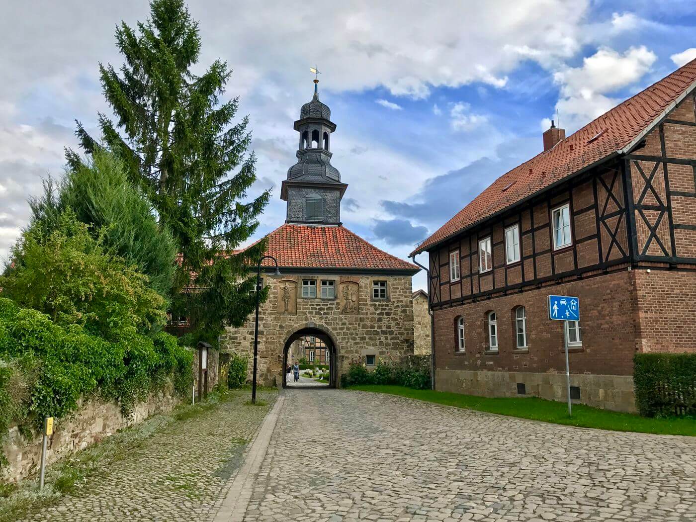 Eingangstor des Klostern mit Fachwerkgebäude