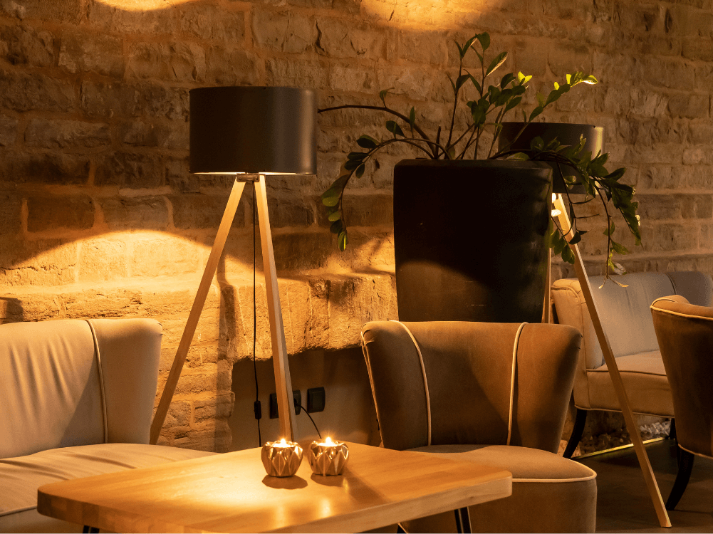 Sofa mit Sessel, Tisch und Stehlampe in der Lobbybar