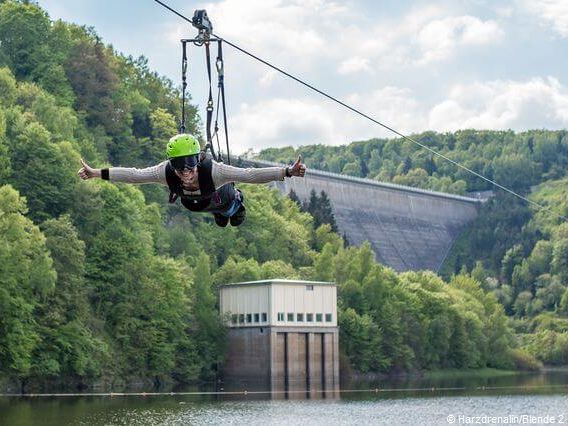 Zipliner vor der Rappbodetalsperre