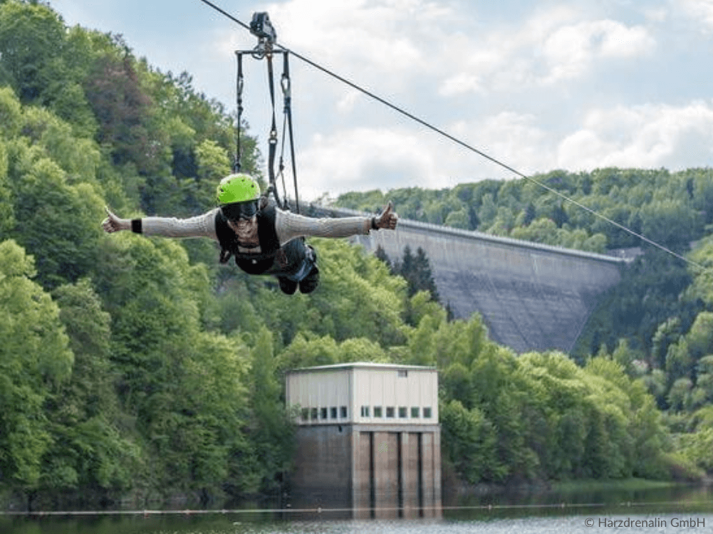 Person an der Negazipline hängend an der Rappbodetalsperre im Harz