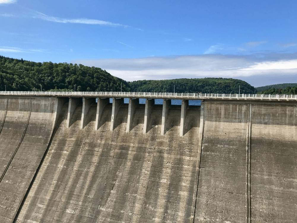 Direkter Blick auf die Staumauer der Rappbodetalsperre im Harz