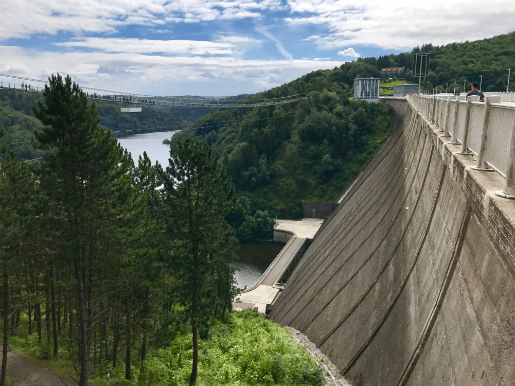 Seitenansicht ins Tal an der Rappbodetalsperre im Harz