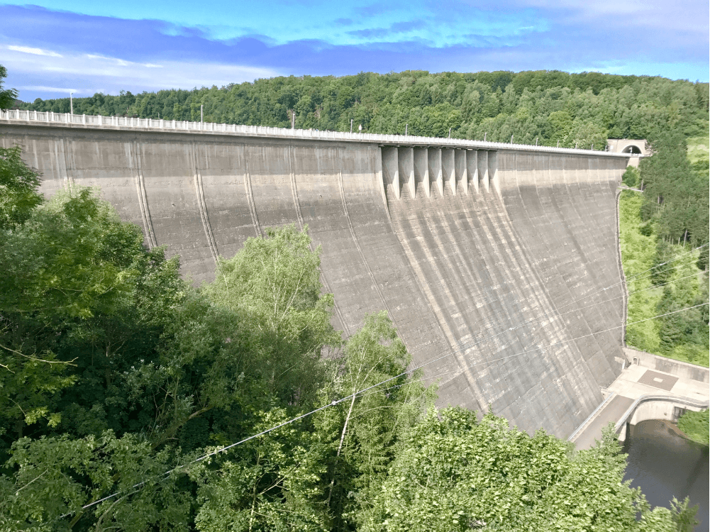 Staumauer der Rappbodetalsperre im Harz