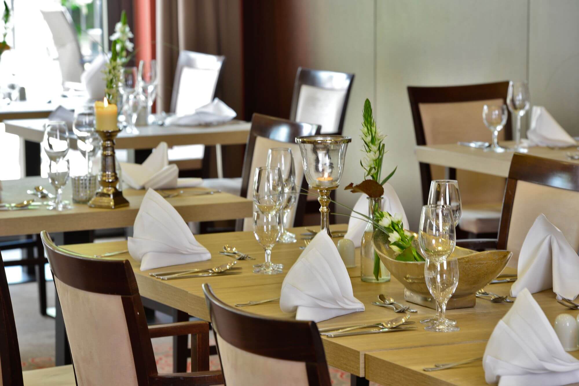 Schön eingedeckter Tisch im Restaurant für das Abendessen
