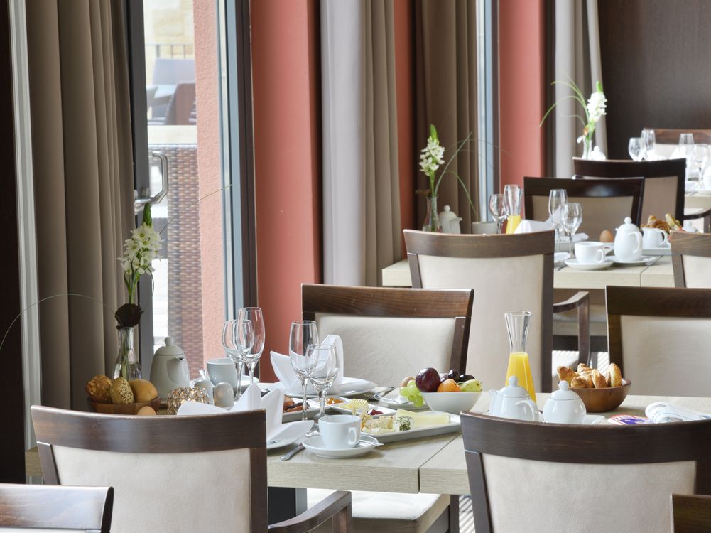 Restaurant heute mit schön eingedecktem Frühstückstisch
