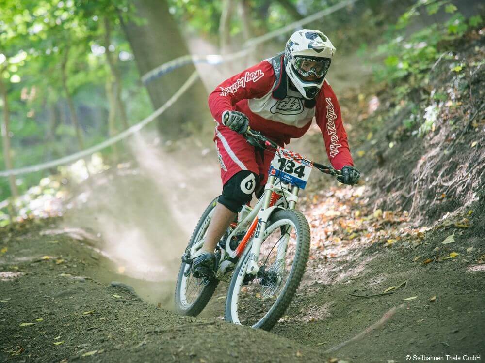 Mountainbiker downhill