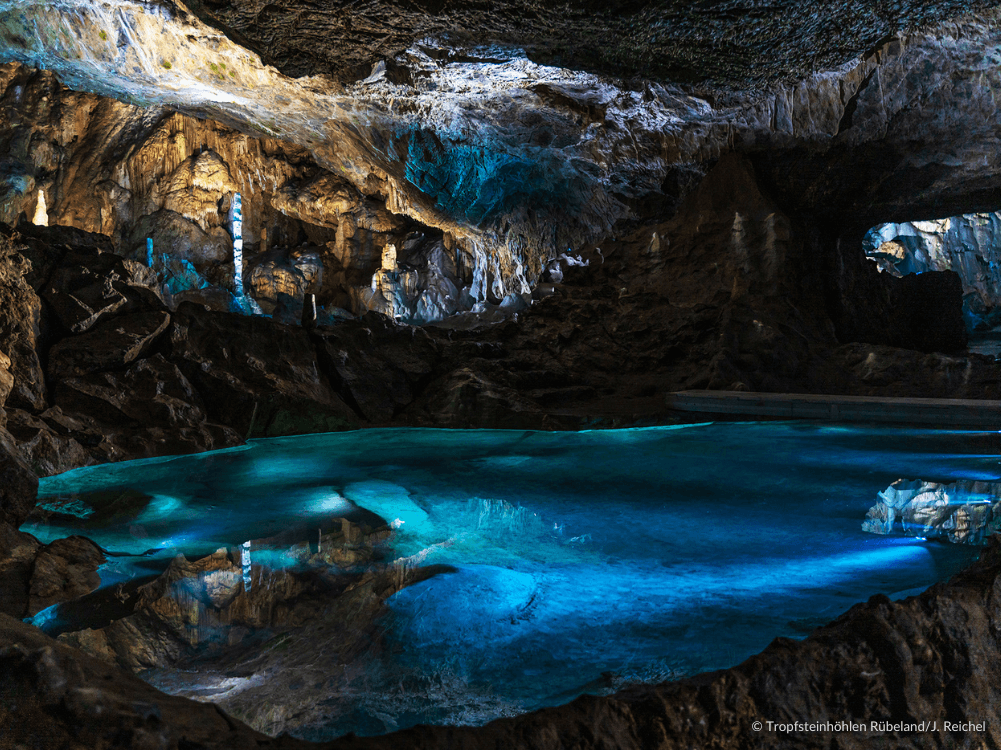 Goethesaal mit blauem See in der Rübeländer Baumannshöhle