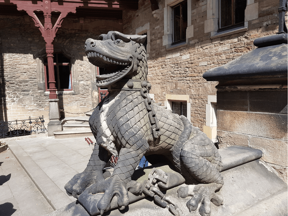 Drachenfigut aus Stein im Innenhof vom Schloss Wernigerode