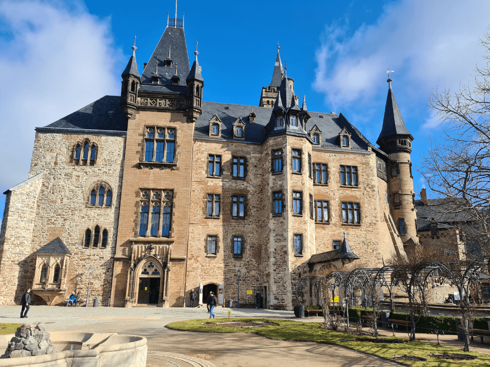 Fassade des Schlosses Wernigerode vom Vorplatz aus