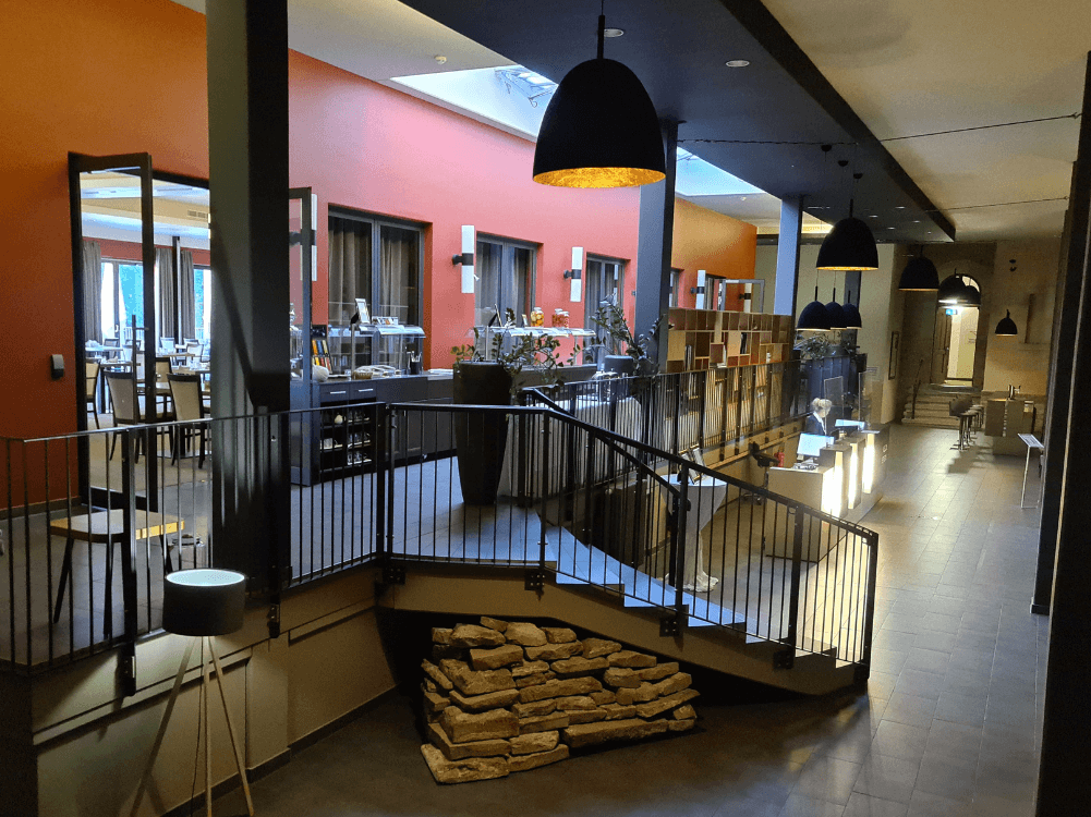 Aufgang zum Restaurant heute mit Lobby und Rezeption