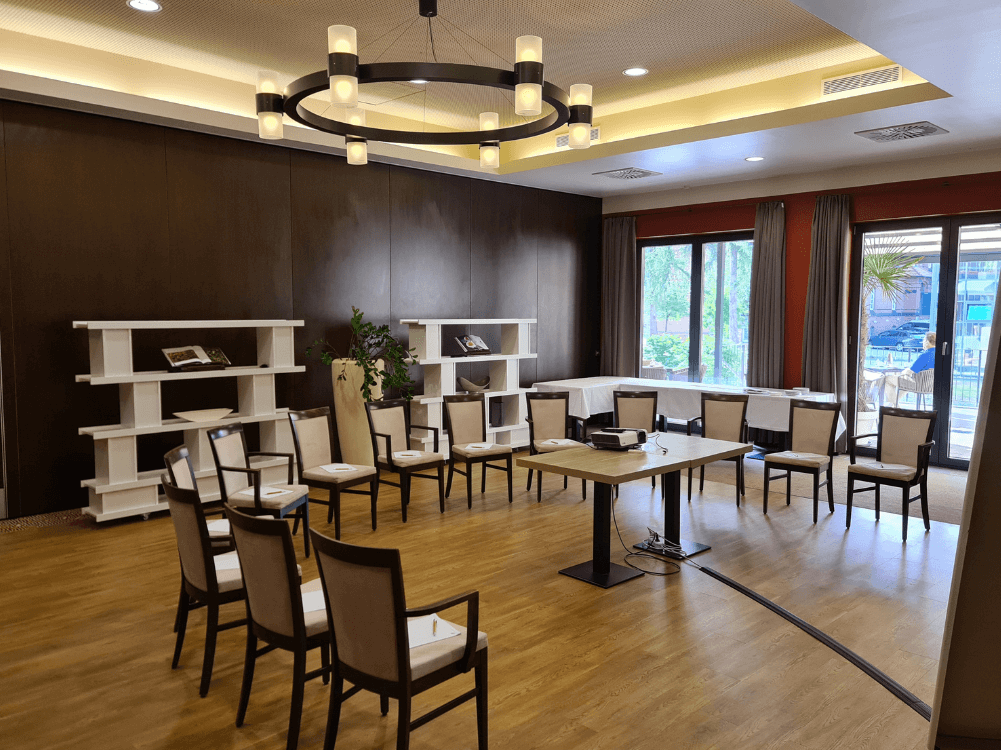 Schloss-Saal 1 mit Stuhlkreis, großen Fentsern und schönem Interieur