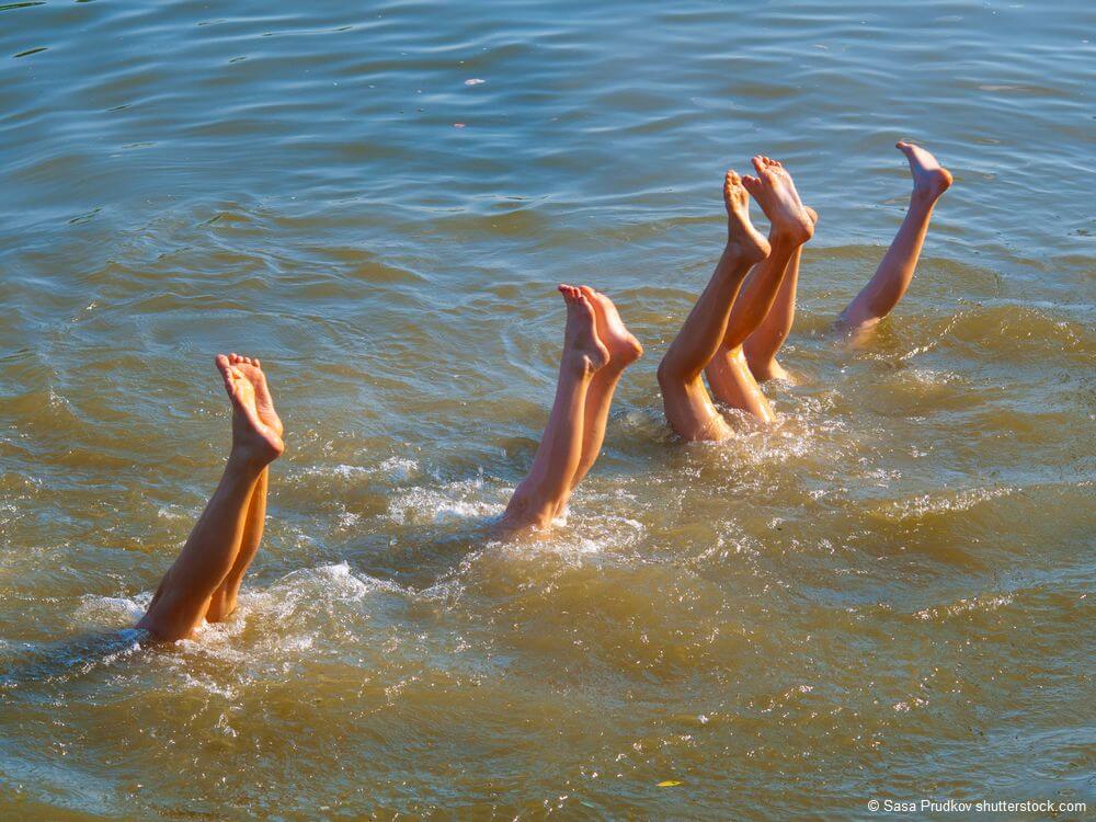 Beine, die aus einem See ragen