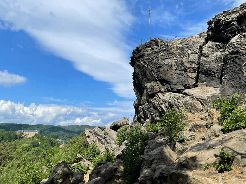 Blick von der Teifelsmauer am großvaterfelsen auf Blankenburg und das Schloss