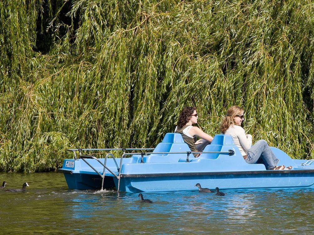 Tretboot auf einem See im Harz