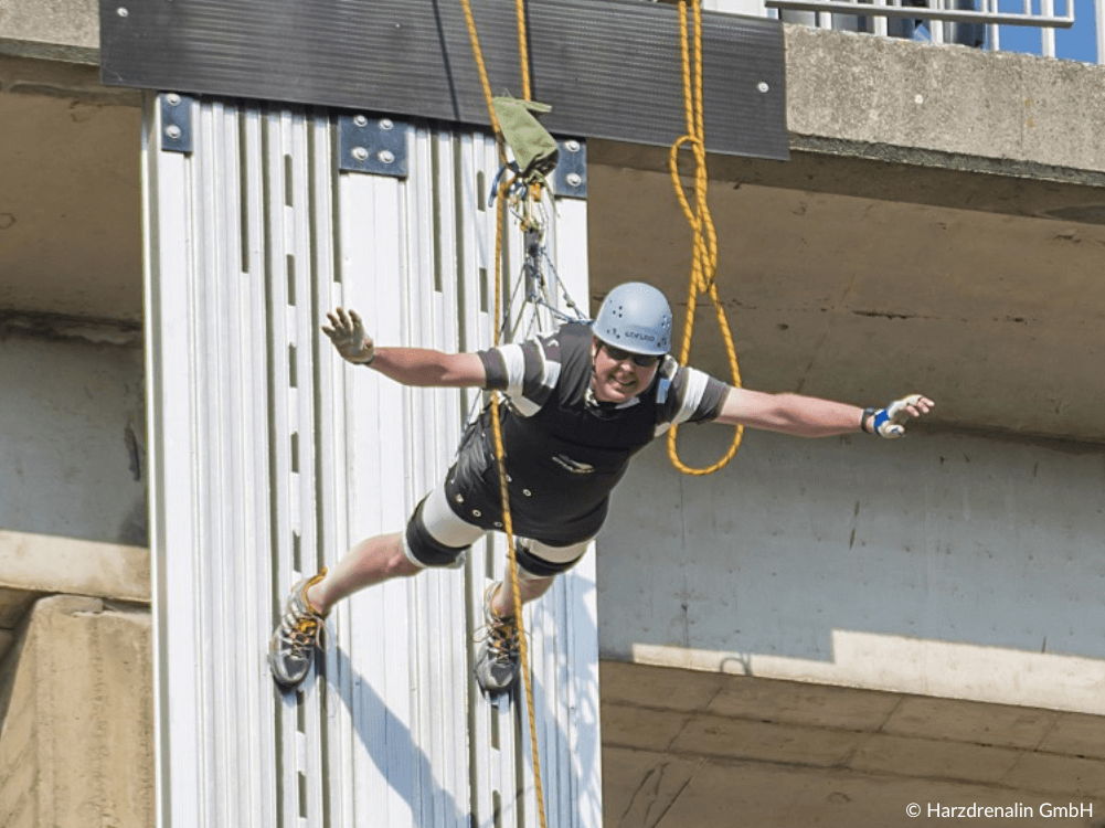 Person beim Start am Wallrunning bei der Rappbodetalsperre im Harz