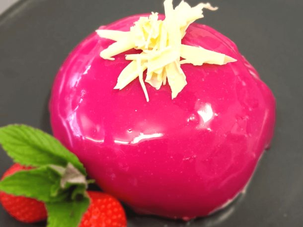 Pinkfarbenes Dessert mit Erdbeeren und weißer Schokolade