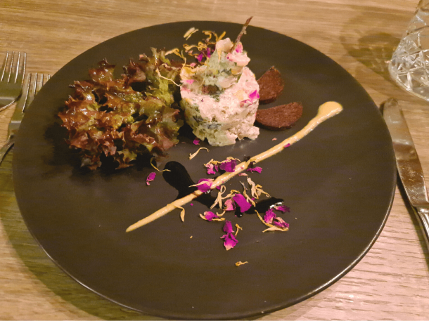 Teller mit Salat, tatar vom Harzer Käse und Dressing