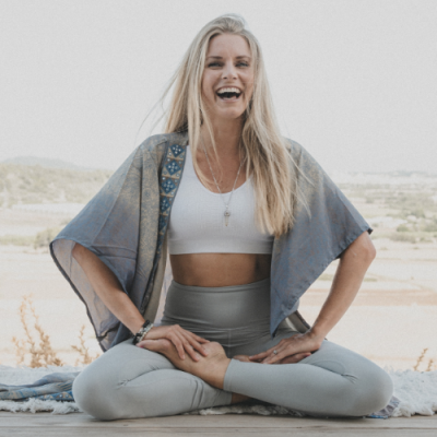Linda Renneisen macht Yoga
