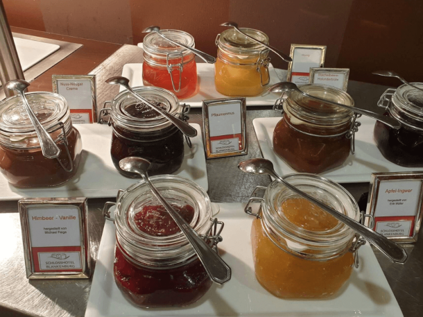 Verschieden MArmelladen in Gläsern auf dem Buffet