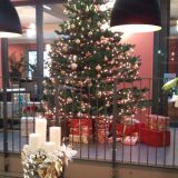 Weihnachtsbaum in der Hotellobby