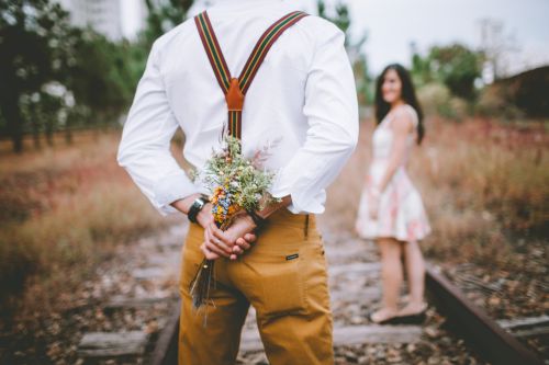 Mann mit einem Blumenstrauß