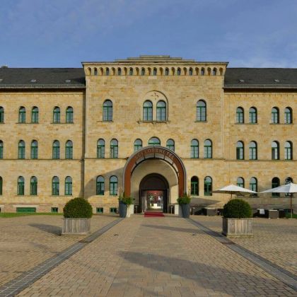 Hoteleingang vom Parkplatz aus mit großem Portal