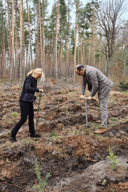 Frank und Suzann pflanzen Bäume