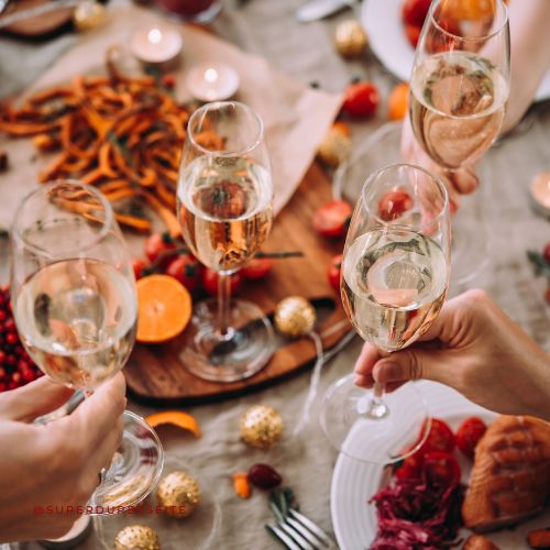 Weihnachtsfeier mit einem vollen Tisch