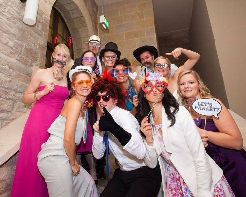 Hochzeitsgäste auf der Treppe in der Lobby mit Party-Schmuck