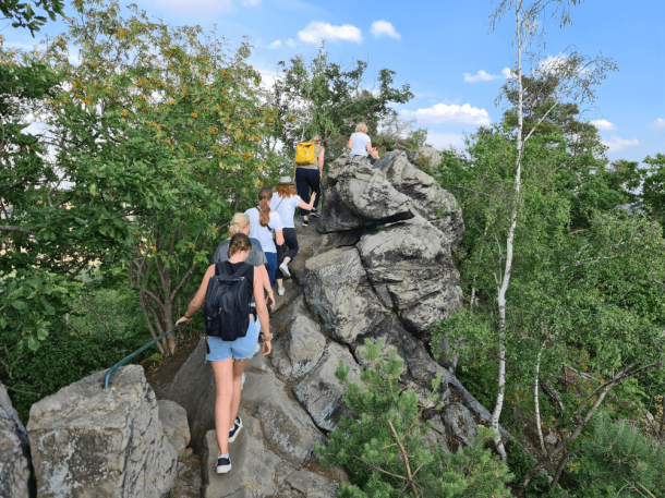 Wandergruppe auf der Harzer Teufelsmauer