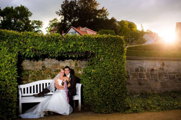 Hochzeitspaar auf einer Bank in den Barocken Gärten Blankenburg