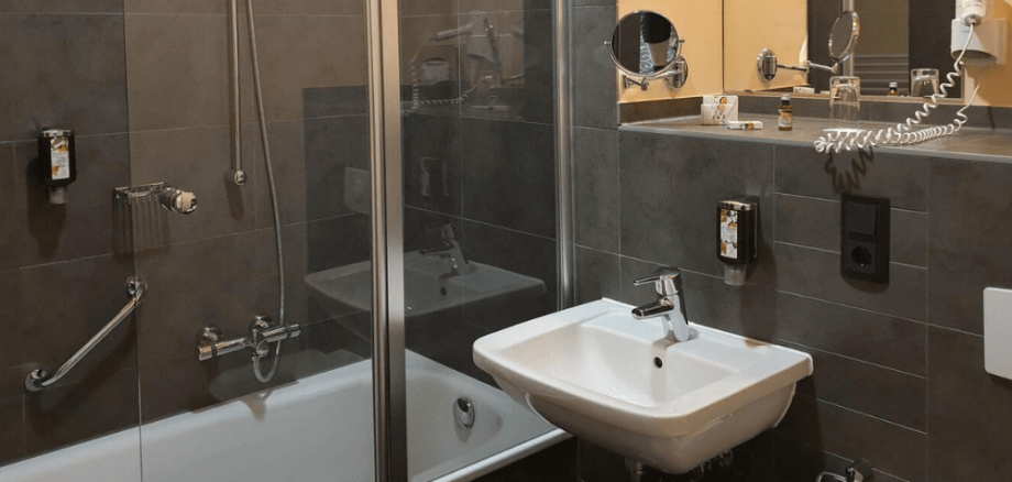 Bad mit Badewanne, Spritzschutz aus Glas, Waschbecken, Spiegel und Kosmetikspiegel