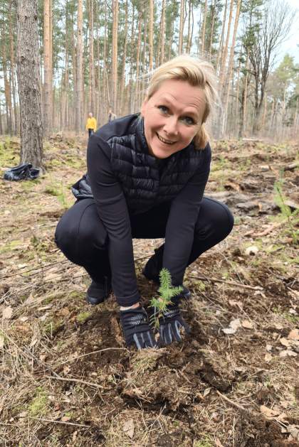Suzann pflanzt Bäume