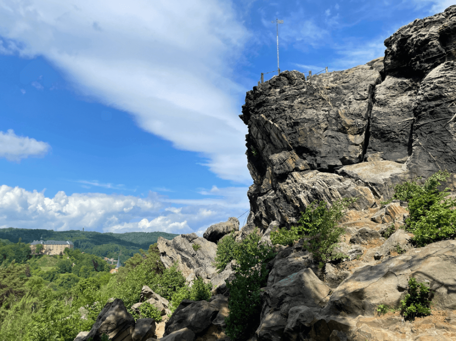 Blick von der Teifelsmauer am großvaterfelsen auf Blankenburg und das Schloss