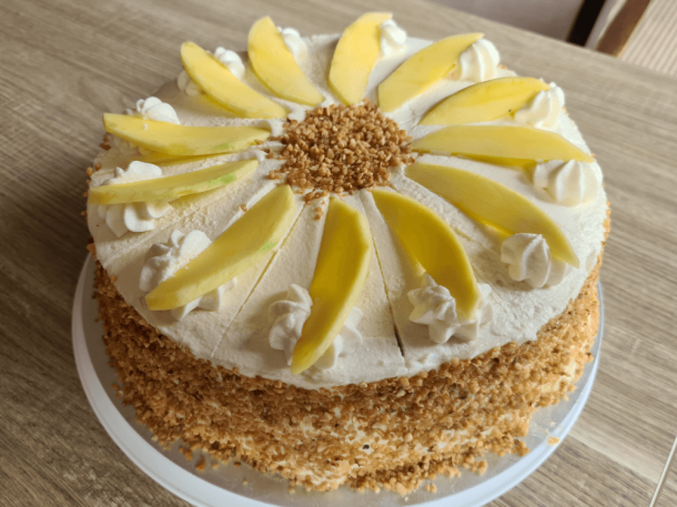 Sahnetorte mit 3 Böden und Mangostücken