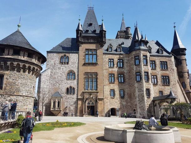 Fassade des Schloss Wernigerode mit Türmchen