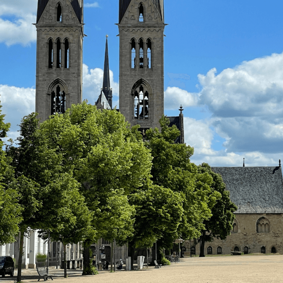 Domplatz mit Dom in Halberstadt