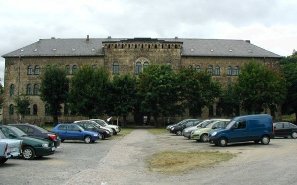 Geschichte: Ansicht auf verwahrlostes Schlosshotel in der Vergangenheit